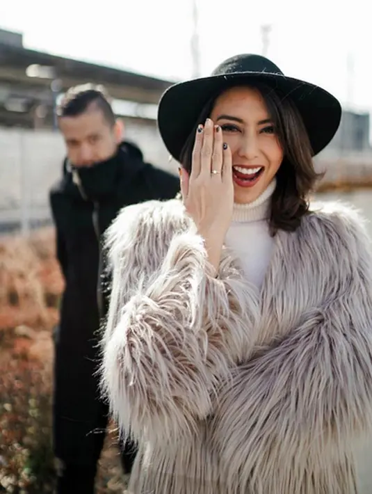 Tyas yang dilamar pada 27 Januari 2017, begitu cerita. Beberapa foto kemesraan selama di Jepang dibagikan dalam akun Instagramnya. Tidak sedikit yang mendoakan pasangan ini segera nikah. (Instagram/tyasmirasih)