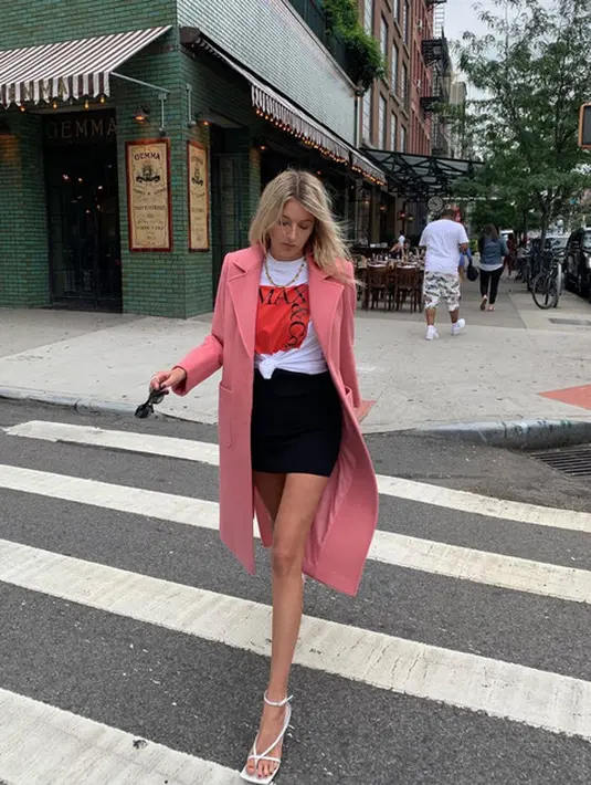 Gaya basic dengan kesan romantis lewat penambahan coat warna pink (@camillecharierre)