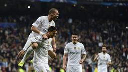 Pemain Real Madrid, Cristiano Ronaldo (kanan) merayakan gol bersama rekannya Pepe  pada lanjutan Liga Champions Grup A di Stadion Satiago Bernabeu, Rabu (9/12/2015) dini hari WIB. (AFP Photo/ Pierre-Philippe Marcou)
