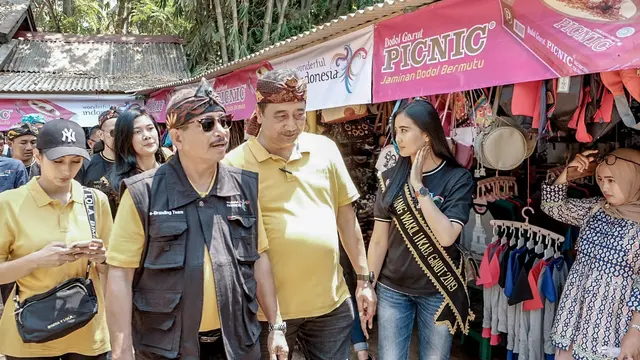 Menteri Pariwisata Arief Yahya didampingi anggota DPR RI Ferdiansyah dan artis Tyas Minarsih saat mengunjung kawasan pasar wisata Kampung Pulo, kawasan cagar budaya Candi Cangkuang, Garut