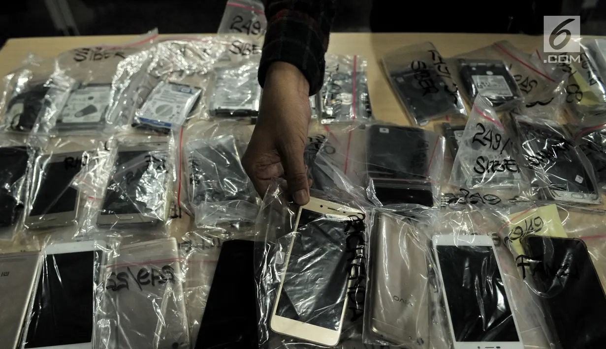 Barang bukti ditunjukkan saat rilis kasus Fintech Ilegal di Direktorat Tindak Pidana Siber Bareskrim, Jakarta, Selasa (8/1). Dalam kasus ini 4 orang DC dari PT. Vcard Technology Indonesia (Vloan) ditetapkan sebagai tersangka. (Merdeka.com/Iqbal S Nugroho)