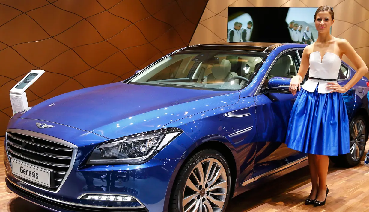 Seorang model berpose dengan mobil Hyundai Genesis pada Frankfurt Motor Show (IAA) 2015 di Frankfurt, Jerman (15/9/2015). Pameran ini di selenggarakan mulai tanggal 15-27 September 2015. (REUTERS/Kai Pfaffenbach)