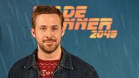 Ryan Gosling memang sudah pamer bakat bernanyinya di film La La Land. Namun, ia ternyata sudah merilis album pada tahun 2009 berjudul Dead Man's Bones. (GABRIEL BOUYS / AFP)