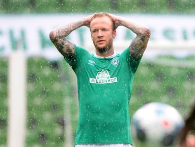 Pemain Werder Bremen, Philipp Bargfrede, tampak kecewa usai ditaklukkan Wolfsburg pada laga Bundesliga di Weserstadion Minggu (7/6/2020). Werder Bremen takluk 0-1 dari Wolfsburg. (AFP/Patrik Stollarz)