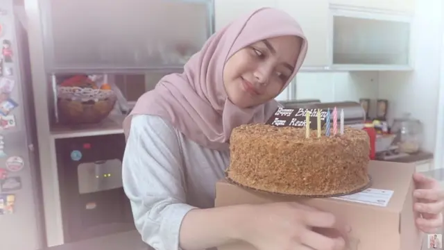 Momen Ulang Tahun Rezky Aditya yang Ke-36, Dapat Kejutan Manis dari Istri. (Sumber: YouTube/Ciky Citra Rezky)
