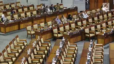 Anggota DPR RI saat menghadiri rapat paripurna pengesahan pimpinan KPK terpilih periode 2019-2023 di Kompleks Parlemen, Jakarta, Senin (16/9/2019). Rapat paripurna pengesahan pimpinan KPK terpilih periode 2019-2023 dihadiri 299 dari 560 anggota dewan. (Liputan6.com/Helmi Fithriansyah)