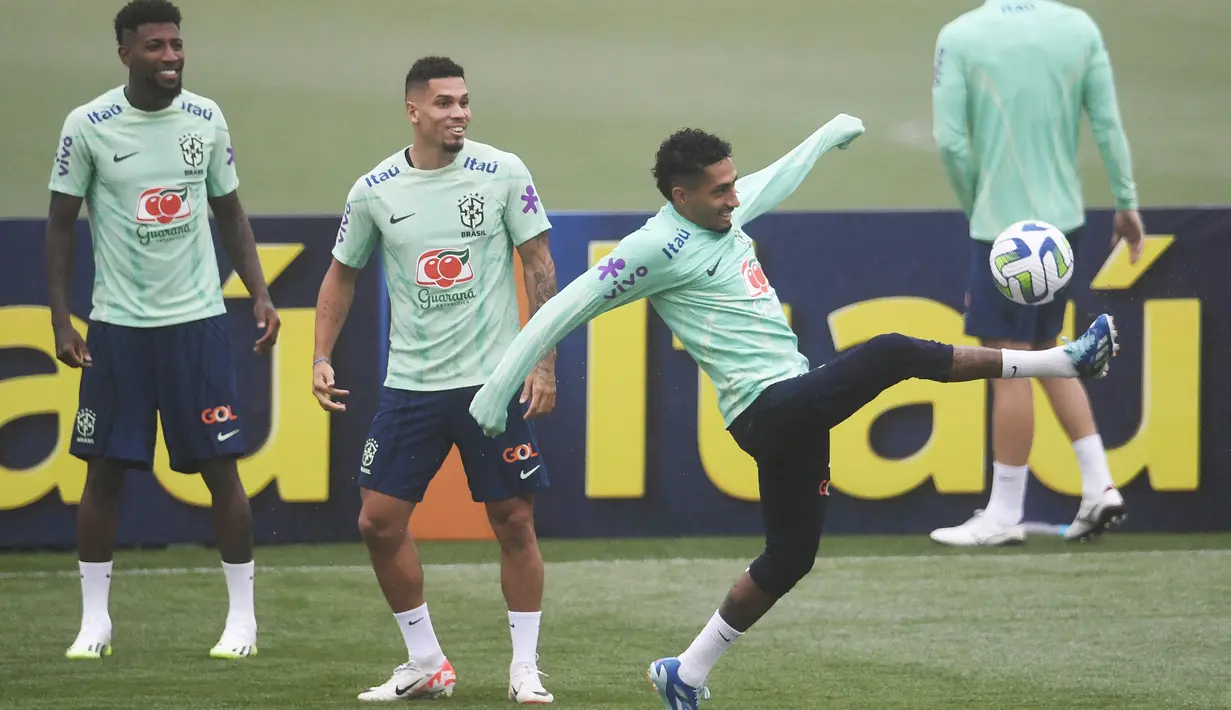 Pemain depan Brasil Raphinha (kanan) mengontrol bola saat sesi latihan menjelang ajang kualifikasi Piala Dunia 2026, di Teresopolis, Rio de Janeiro, Brasil, Senin (20/11/2023). (Daniel RAMALHO / AFP)