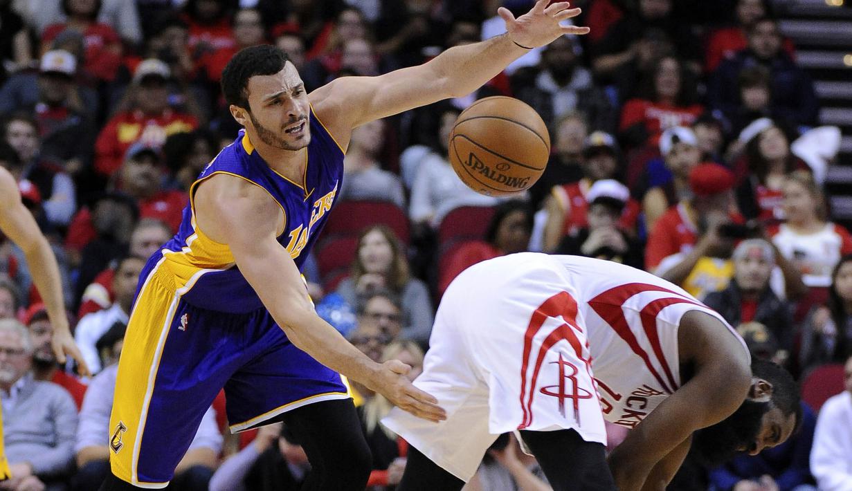 Pemain Los Angeles Lakers, Larry Nance, Jr. (kiri) berusaha menjangkau bola saat berhadapan dengan pemain Houston Rockets, James Harden (kanan) pada laga NBA di Toyota Center, Houston, (08/12/2016).  (AP/George Bridges)