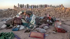 Pria Afghanistan mencari korban setelah gempa bumi di Distrik Zenda Jan, Provinsi Herat, Afghanistan, Minggu (8/10/2023). Gempa bumi dahsyat menewaskan sebanyak 2.000 orang di Afghanistan barat, kata juru bicara pemerintah Taliban. (AP Photo/Ebrahim Noroozi)