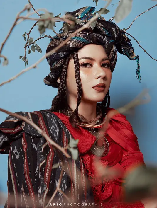 Sama seperti Rossa, Jessica Mila tampil memukau dengan balutan kain tenun nusantara. (foto: instagram.com/jscmila)