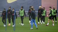 Para pemain Barcelona menghadiri sesi latihan di tempat latihan Joan Gamper di Sant Joan Despi pada 13 April 2022. Barcelona akan menjamu Eintracht Frankfurt pada leg kedua babak perempat final Liga Europa 2021/22 di Camp Nou, Jumat 15 April 2022 dini hari WIB. (Josep LAGO / AFP)