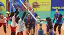 Suasana pertandingan babak penyisihan grup A Kejuaraan Bola Voli putri AVC Challenge Cup 2023 antara Timnas Indonesia melawan Filipina yang berlangsung di GOR Tri Dharma Gresik, Selasa (20/6/2023). (Bola.com/Dok. PBVSI)