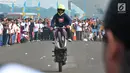 Freestyler melakukan atraksi freestyle sepeda motor saat memeriahkan Festival Damai Millenial Road Safety di Monas, Jakarta, Minggu (23/6/2019). Festival ini juga dimeriahkan oleh berbagai atraksi dan pertunjukan musik artis Tanah Air. (merdeka.com/Iqbal Nugroho)
