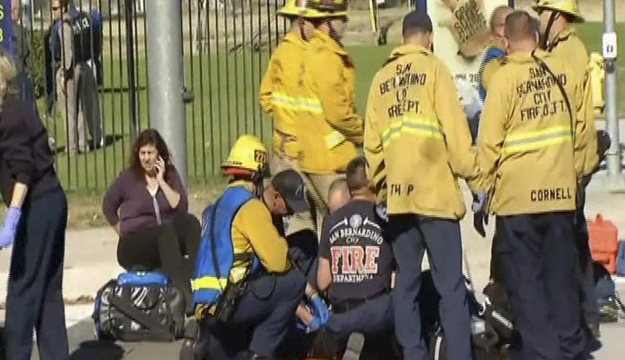 Petugas penyelamat memberikan pertolongan pada para korban penembakan di sebuah pusat layanan bagi kaum difabel Inland Regional Center di San Bernardino, California, Rabu (2/12). Sedikitnya 14 tewas dan 17 lainnya terluka. (REUTERS/NBCLA.COM)