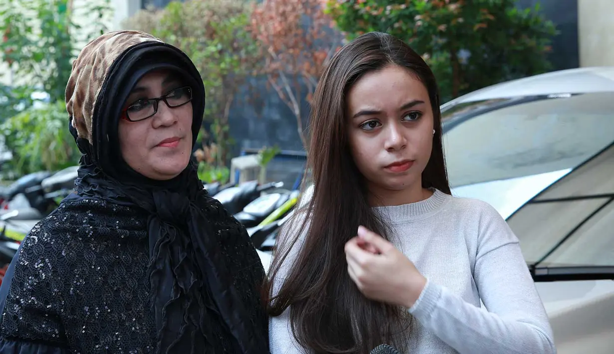 Fabioli bersama tantenya, Ani H Umboh, meminta pihak kepolisian untuk menindaklanjuti kasusnya. (Bintang/Deki Prayoga)