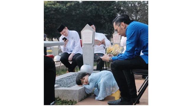 Momen Haru Gayatri di Pusara Ani Yudhoyono