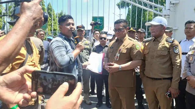 Penyerahan tuntutan warga yang disebut menempati kawasan Taman Nasional Tesso Nilo kepada pemerintah daerah.