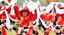 Para seniman menampilkan tarian dalam upacara pembukaan Festival Pariwisata Shambhala ke-20 di Prefektur Otonom Etnis Tibet Gannan, Provinsi Gansu, China, 31 Agustus 2020. Festival Pariwisata Shambhala ke-20 dimulai di Padang Rumput Dangzhou pada Senin (31/8). (Xinhua/Chen Bin)
