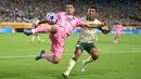 Pemain Inter Miami, Luis Suarez (kiri) berebut bola dengan pemain Palmeiras, Marcos Rocha dalam laga Grup A Piala Dunia Antarklub 2025 di Hard Rock stadium, Miami, Amerika Serikat, Selasa (24/06/2025) WIB. (AFP/Patricia De Melo Moreira)