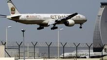 Ilustrasi Etihad Airways dari Abu Dhabi yang bebas dari lararangan perangkat elektronik AS. (AP)