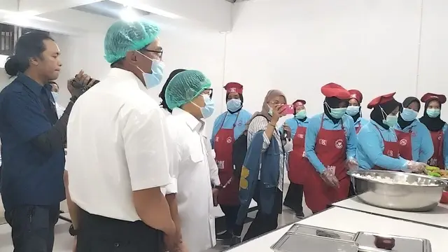 Menko Pemberdayaan Masyarakat, Muhaimin Iskandar melihat langsung proses penyediaan MBG di Dapur Kebayunan Tapos, Depok.