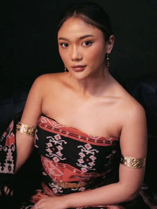 <p>Dalam Instagramnya, ia mengatakan jika baju adat dan aksesori yang dikenakan langsung dikirim oleh sang oma. @lalamarionmj</p>