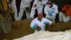 Petugas forensik saat melakukan penggalian kuburan massal di Tetelzingo, Morelos, Meksiko (23/5).Terdapat sedikitnya 116 mayat yang terkubur massal ditempat ini. (ALFREDO ESTRELLA / AFP)
