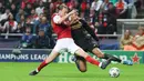 Pamain Real Madrid, Jude Bellingham, berebut bola dengan pemain Braga, Serdar Saatci, pada matchday 3 Liga Champions 2023/2024 di Stadion Municipal, Rabu (25/10/2023). (AFP/Pierre-Philippe Marcou)