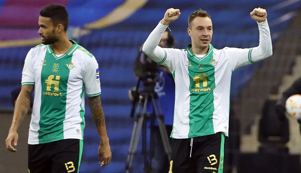 Real Betis kembali menyamakan skor 2-2 pada menit ke-101. Gol dicetak oleh Loren Moron lewat kaki bagian belakang setelah memanfaatkan umpan Luiz Henrique. Skor 2-2 pun bertahan hingga babak tambahan waktu usai. Laga terpaksa harus diakhiri dengan adu penalti. (AFP/Giuseppe Cacace)