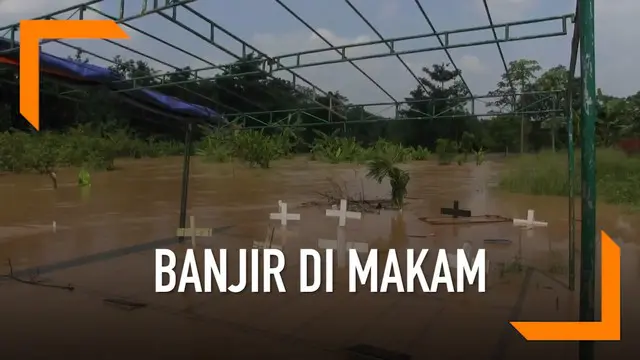 Banjir juga melanda kawasan TPU Jatisari, Bekasi. Akibatnya sejumlah makam hilang akibat terendam. Papan nisan kayu pun hanyut.