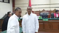 Sidang putusan mantan Kajari Bondowoso Puji Triasmoro dan mantan Kasipidsus Kejari Bondowoso Alexander Silaen di PN Surabaya. (Dian Kurniawan/Liputan6.com)