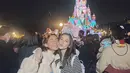 Disneyland, memang menjadi salah satu tempat wisata yang banyak dikunjungi oleh para selebriti asal Indonesia. Banyak dari para selebriti ini pun hampir setiap tahun berkunjung ke Disneyland yang berada di banyak negara. Keseruan main di Disneyland ini banyak diabadikan dalam media sosial Instagram. (Liputan6.com/IG/@rantymaria)