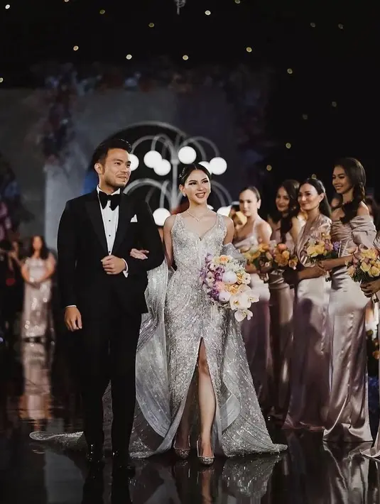 Dengan train yang menjuntai hingga ke lantai, gaun ini juga memiliki jubah gemerlap yang serasi dan bisa dilepas-pasang sesuai keinginan.