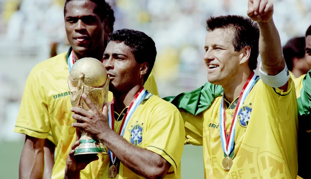 Bintang utama Timnas Brasil saat merengkuh Piala Dunia 1994 ini telah mencetak banyak gol dan memenangkan sejumlah final. Dalam sepanjang kariernya, Romario telah mencetak 19 gol di final. (AFP/Daniel Garcia)