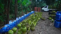 TNI ikut menggerebek lokasi pengoplosan gas elpiji (Liputan6.com/ Achmad Sudarno)