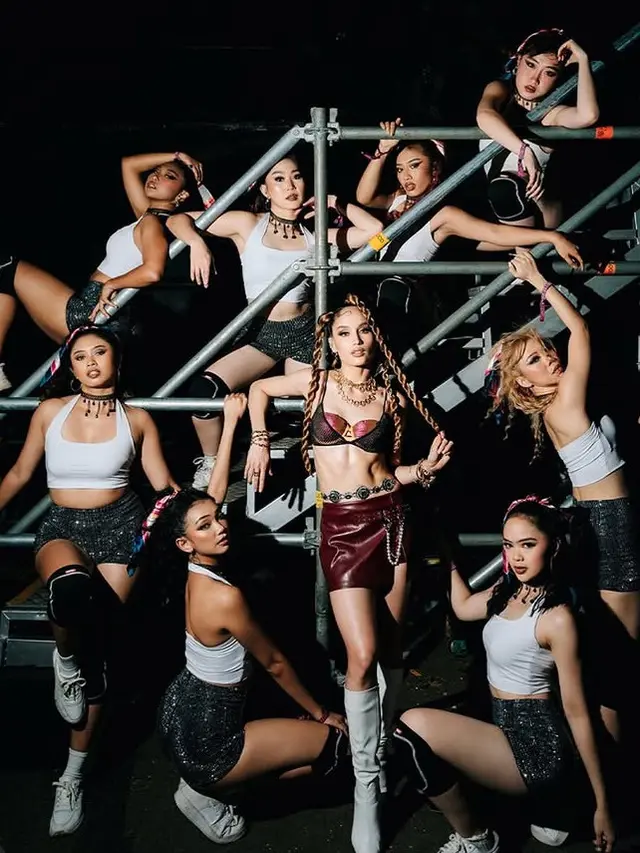 Gaya Cinta Laura saat manggung di DWP 2024. [@claurakiehl]