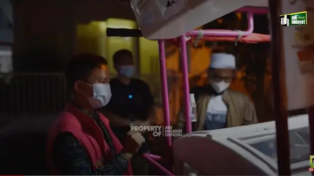 Ustaz Adi Hidayat membayar roti senilai Rp 86 ribu menjadi Rp 1 juta (YouTube/AdiHidayatOfficial)