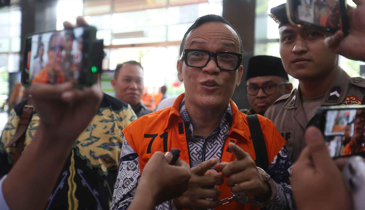 Sidang kali ini masih beragendakan mendengar keterangan saksi-saksi yang dihadirkan oleh Jaksa Penuntut Umum (JPU) pada Komisi Pemberantasan Korupsi (KPK). Tampak dalam foto, bekas Wakil Menteri Ketenagakerjaan, Immanuel Ebenezer sesaat sebelum mengikuti sidang lanjutan dugaan kasus pemerasan dalam pengurusan sertifikat K3 dimulai di Pengadilan Tindak Pidana Korupsi (Tipikor) Jakarta, Senin (2/2/2026). (Kapanlagi.com/Budy Santoso)