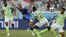 Aksi pemain Islandia, Rurik Gislason (tengah) melepaskan tembakan ke gawang Nigeria pada laga grup D Piala Dunia 2018 di Volgograd Arena, Volgograd, Rusia, (22/6/2018). Nigeria menang 2-0. (AP/Andrew Medichini)