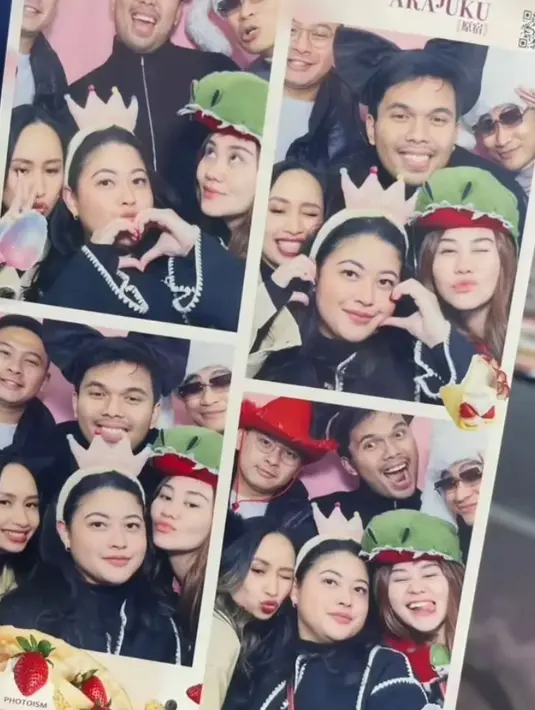 Keseruan pun berlanjut, saat berada di Harajuku Aaliyah, Pinka, dan temannya lainnya melakukan foto box. Aaliyah mengenakan topi Dinosaurus, sedangkan Pinka dengan bando princess.[@aaliyah.massaid]