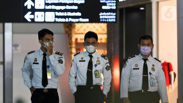 Kenakan Masker Pelindung di Bandara Soetta
