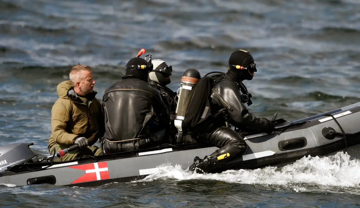 Otoritas maritim Denmark dan Swedia mengerahkan penyelam, sonar, dan helikopter untuk mencari jurnalis Swedia Kim Wall yang tewas di Koge Bugt dekat Amager di Kopenhagen (22/8). (Liselotte Sabroe/Scanpix Denmark/AFP)