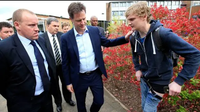 Remaja ini harus menahan malu, lantaran celananya melorot di depan Wakil Perdana Menteri Inggris.