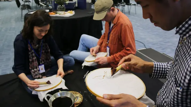 Peserta workshop membatik di KBRI London. Para peserta asal London mengapresiasi nilai seni batik dan proses membatik (21/4) (sumber: KBRI London)
