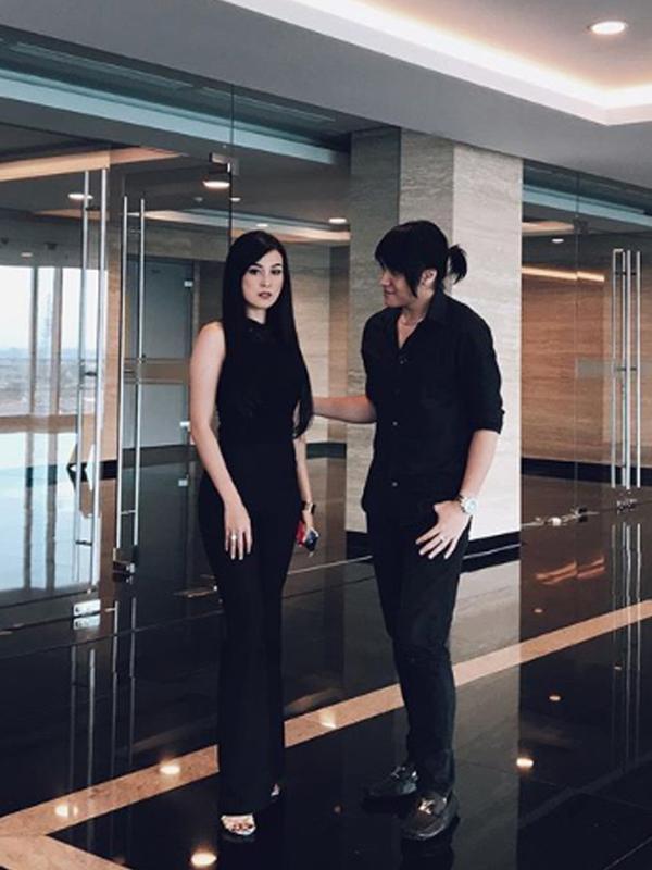 Vicy Melanie dan Kevin Aprilio selalu tampil kompak. mengenakan outfit dengan warna yang serupa. (Liputan6.com/IG/kevinaprilio)