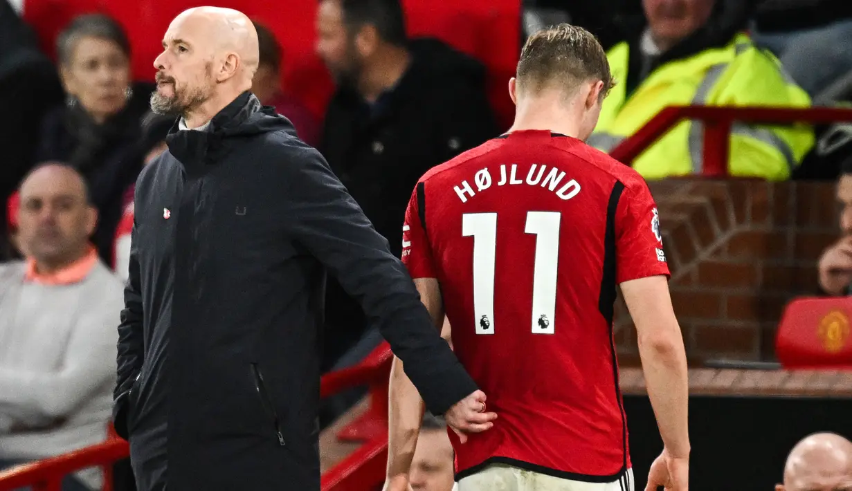 Pemain Manchester United, Rasmus Hojlund (kanan) berjalan ke luar lapangan setelah diganti oleh pelatih Erik ten Haag pada laga lanjutan Liga Inggris 2023/2024 melawan Luton Town di Old Trafford, Manchester, Inggris, 11 November 2023. (AFP/Oli Scarff)