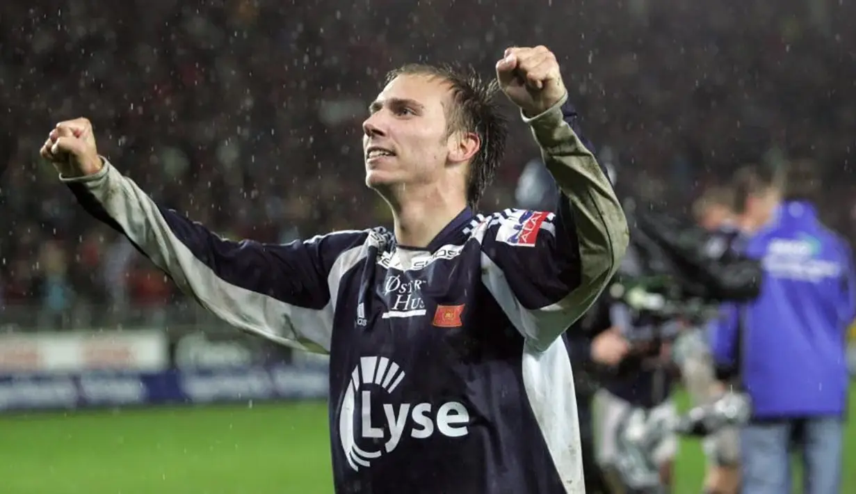 Jone Samuelsen. Mantan gelandang Norwegia ini tercatat sebagai pencetak gol sundulan terjauh di dunia. Rekor terjadi saat ia memperkuat Odd Greenland melawan Tromso Idrettslag di Liga Norwegia pada 2011. Sundulannya dari jarak 58,13 meter menghasilkan gol ke gawang Tromso. (Youtube.com)