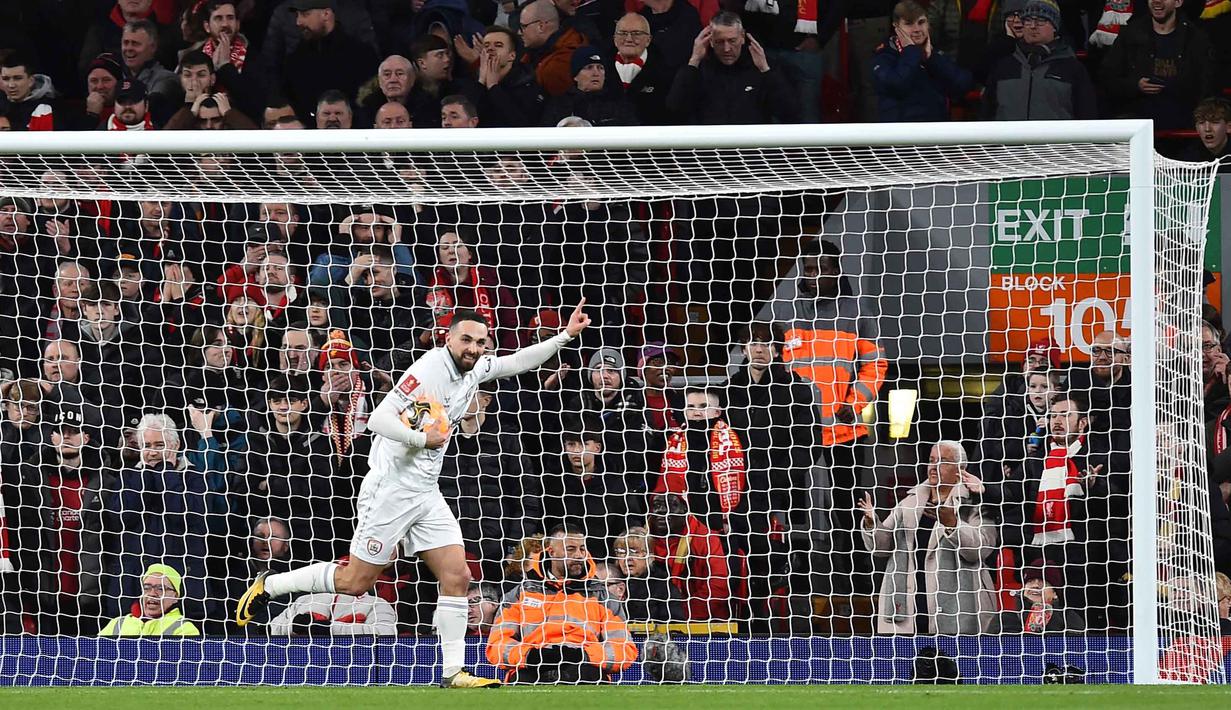 Memanfaatkan kesalahan fatal Dominik Szoboszlai pada menit ke-40, gelandang Barnsley Adam Philips berhasil mencetak gol ke gawang Liverpool sekaligus memperpendek ketinggalan gol. Skor 2-1 bertahan hingga babak pertama usai. Tampak dalam foto, gelandang Barnsley asal Inggris, Adam Phillips merayakan gol pertama timnya saat pertandingan putaran ketiga Piala FA Inggris melawan Liverpool di Stadion Anfield, pada Senin 12 Januari 2026 waktu setempat atau Selasa (13/1/2026) dini hari WIB. (PETER POWELL/AFP)