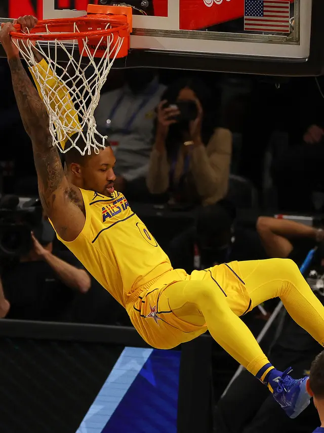 Damian Lillard Melakukan Slam Dunk di NBA All-Star 2021