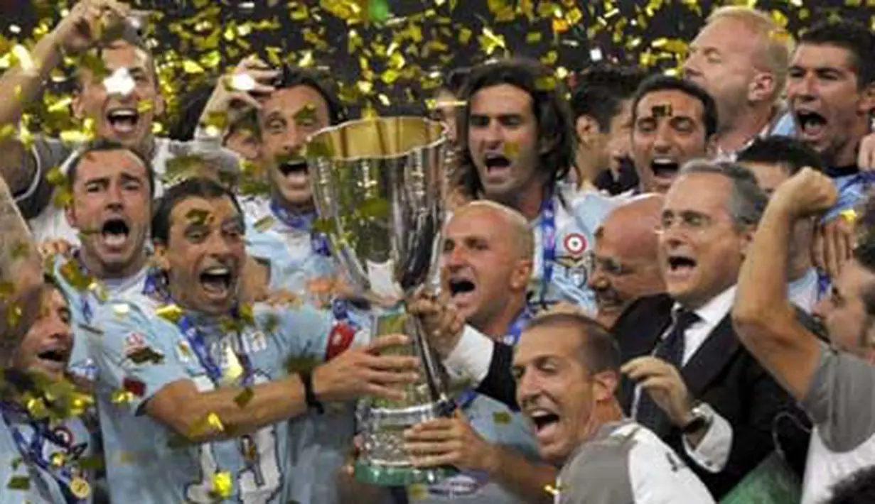 Para pemain Lazio merayakan kemenangan 2-1 atas Inter Milan dalam perebutan Piala Super Italia di Stadion Nasional alias Bird&#039;s Nest di Beijing, Cina, 8 Agustus 2009. AFP PHOTO/LIU Jin